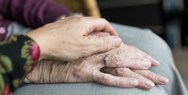 Adultos mayores Manos con arrugas de dos adultos mayores