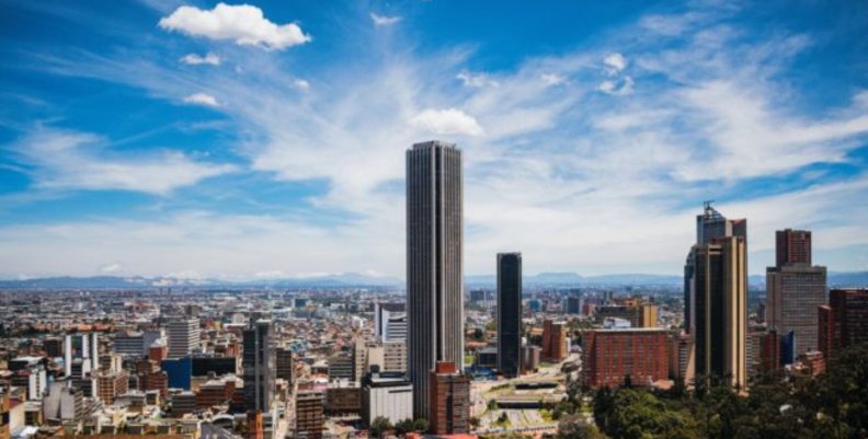 Ciudades de Paz Vista panorámica de Bogotá: rascacielos, edificios y cielo azul