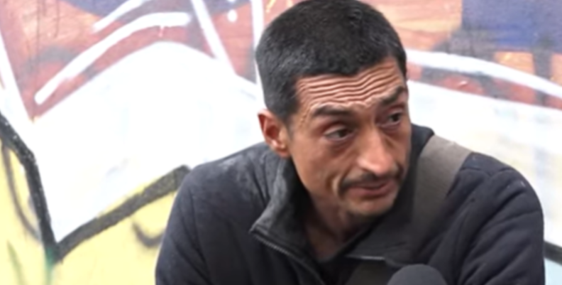 Audiencias Capital Hombre hablándole a un micrófono