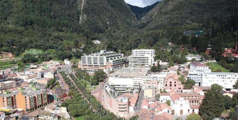 Fenicia Cerros Orientales. En sus faldas hay edificios de vivienda y la Universidad de los Andes