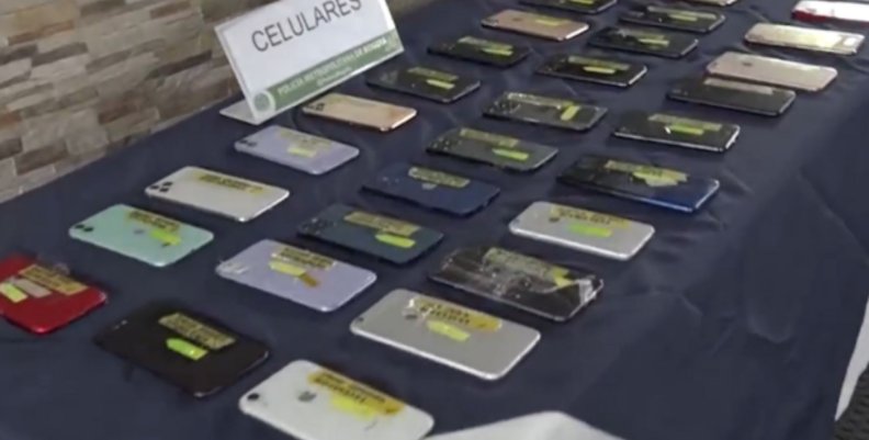 Celulares robados Mesa azul con celulares robados encima