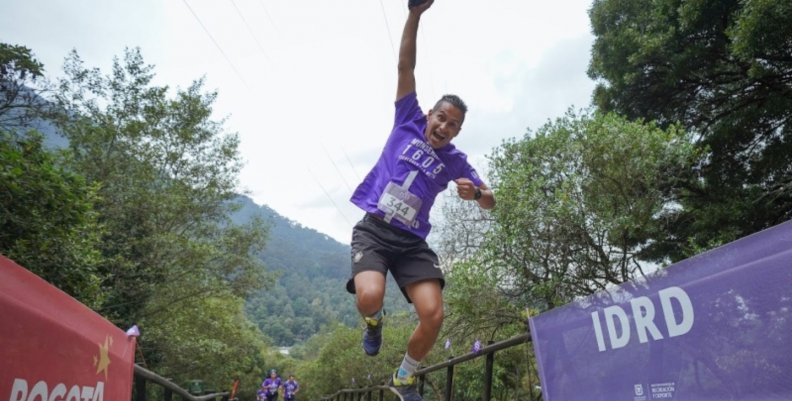 Carrera Monserrate Hombre con camiseta morada saltando