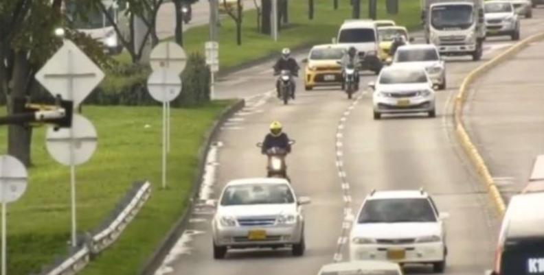 Carretera con carros y motos transitando