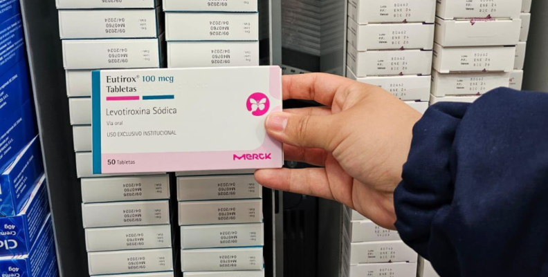 Audifarma Una mano sosteniendo una caja de medicamentos
