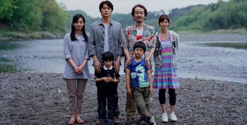 Película 'De tal padre, tal hijo' Una familia posando detrás de un lago