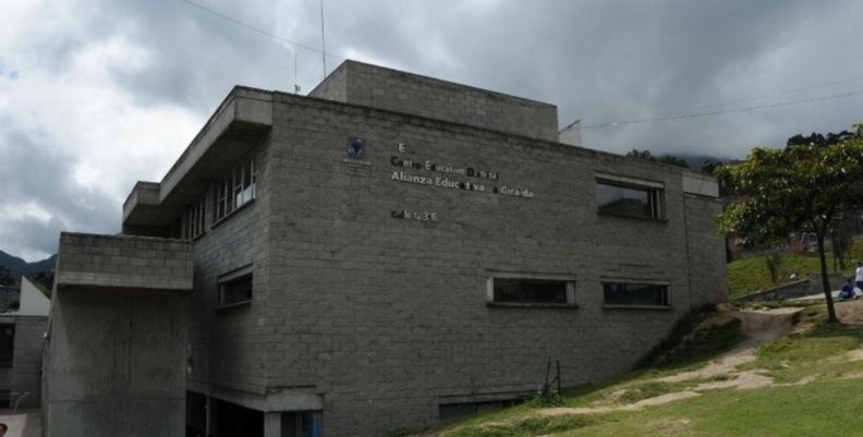 La Giralda Facha de un colegio: un edificio gris con ventanas de marco rectangular