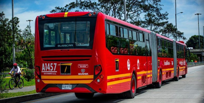TransMilenio Bus de TransMilenio, color rojo, rodando por la calle