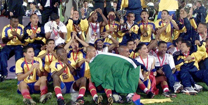 Copa América 2001 Equipo de fútbol con camisetas amarillas celebrando
