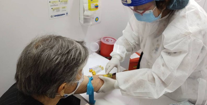 Hepatitis Mujer mayor recibiendo una inyección de una enfermera