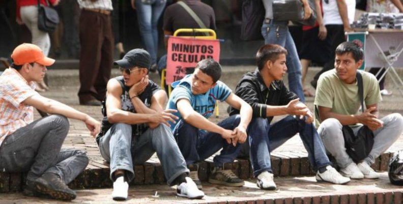 Oportunidades laborales Jóvenes sentados en una acera hablando