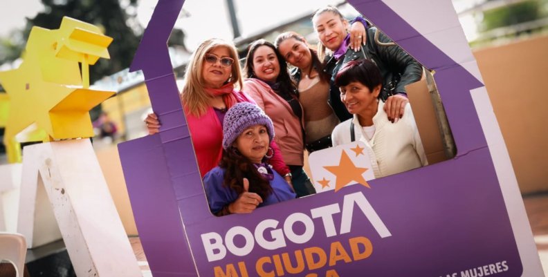 Violencias basadas en género Mujeres sosteniendo un cartel morado