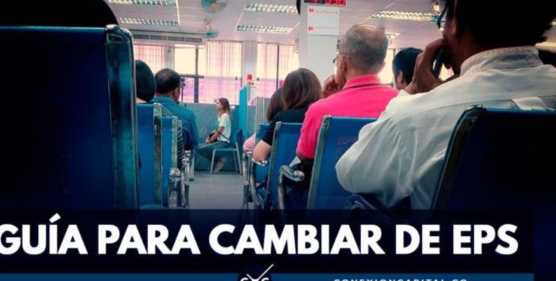 EPS Personas sentadas en una sala de espera de una EPS