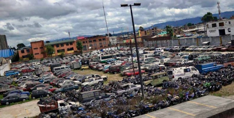 Patios en Bogotá Imagen del patio 'Álamos 200' con carros detenidos y abandonados