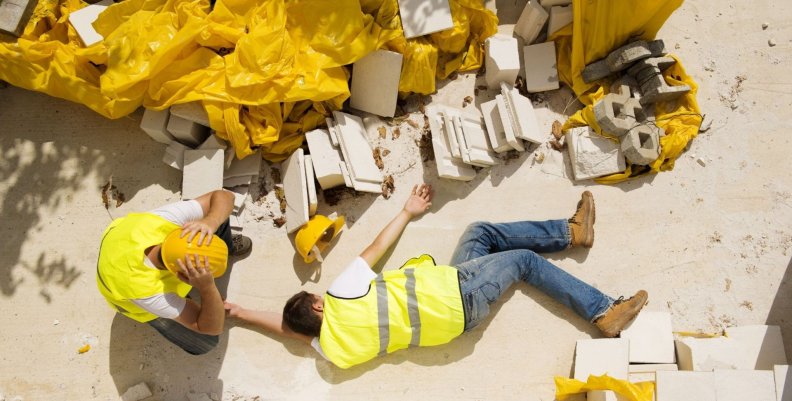 Accidente laboral Trabajador de la construcción en el piso por un accidente laboral