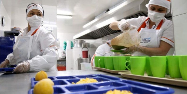 PAE Cocineras sirviendo el alimento de los estudiantes de educación pública en Bogotá