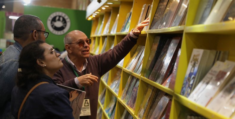 FILBO 2024 Gente comprando libros en la FILBO 2024