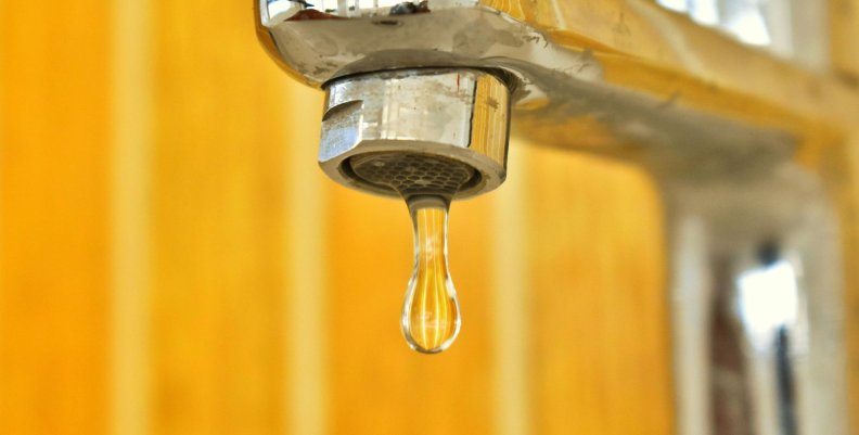 Agua Llave de un lavamanos goteando