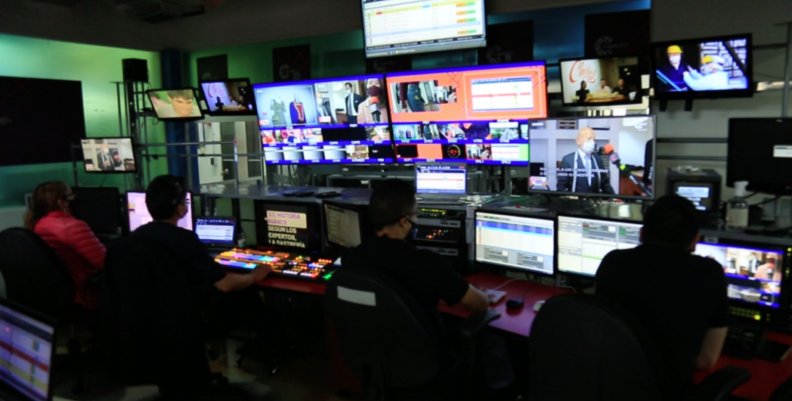 Televisión Personal de producción televisiva frente a las pantallas de control durante la grabación de un programa.