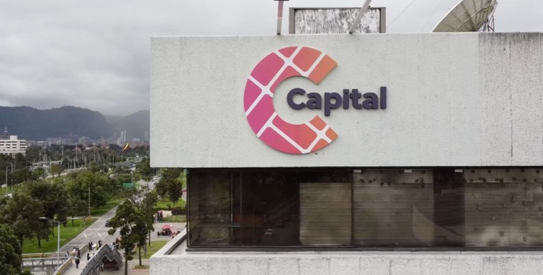 Capital Sistema de Comunicación Pública Logo de Capital Sistema de Comunicación Pública en la fachada del edificio principal