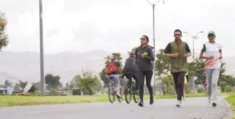 Media Maratón de Bogotá - ilustración Tres personas trotan al lado de una calle