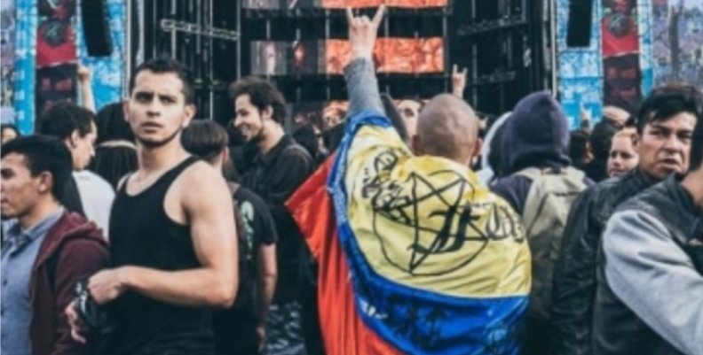 Rock al Parque Hombre de espaldas con la bandera de Colombia durante un festival de Rock