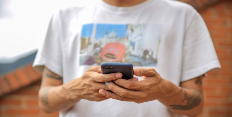 Línea Calma Hombre con un celular en la mano