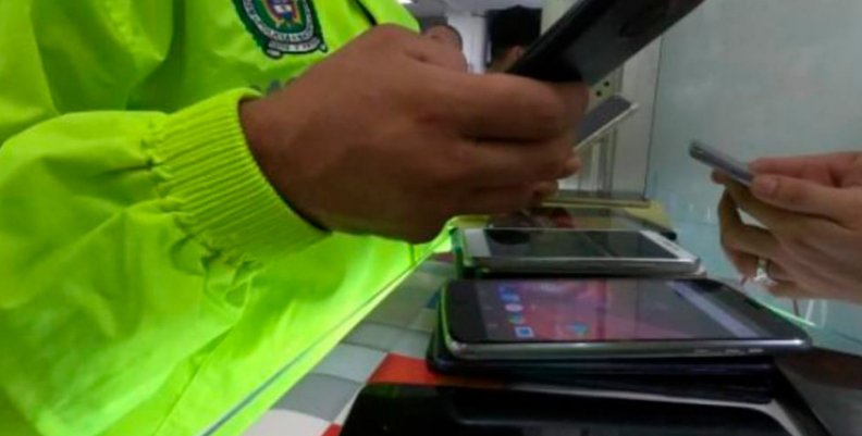 Celulares Policía con un celular en la mano