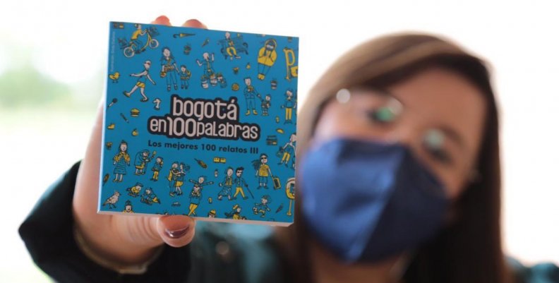 Bogotá en cien palabras Una mujer sosteniendo un ejemplar de Bogotá en cien palabras.