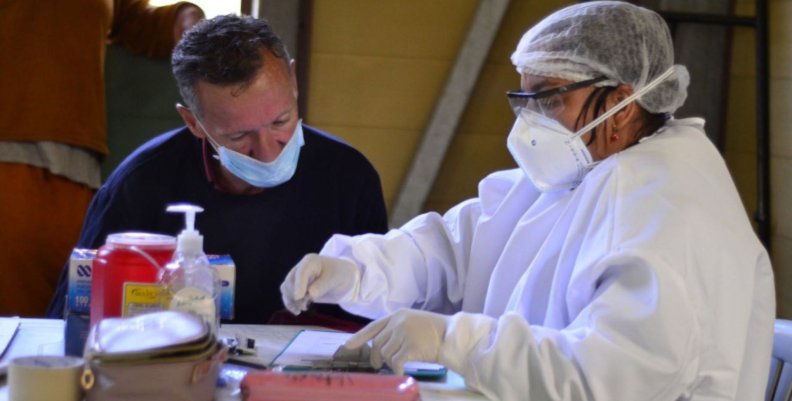 Vacunación contra covid-19 Personal médico hablando con un ciudadano por la vacunación contra covid-19