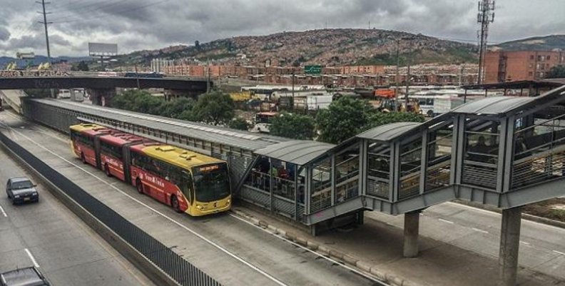 TransMilenio Bus de TransMilenio frente a una estación de la troncal Soacha