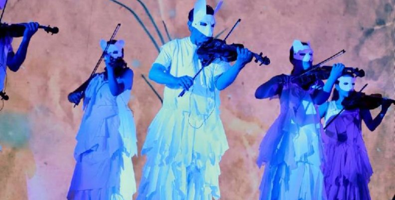 Diálogos Climáticos - presentación de grupo musical Hombres y mujeres disfrazados como animales tocando instrumentos musicales