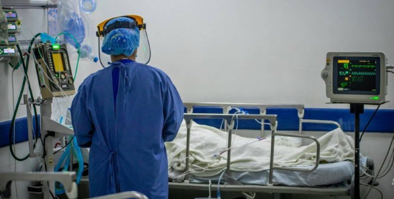 Hospitales Personal médico frente a una cama UCI en Bogotá