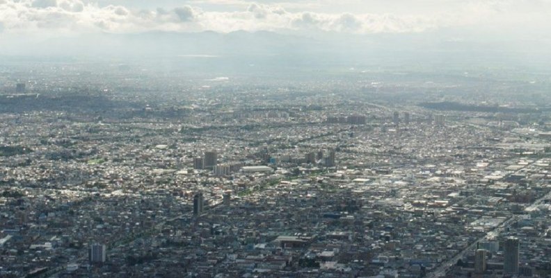 Calidad del aire Imagen panorámica de Bogotá con una gran nube gris de contaminación de aire