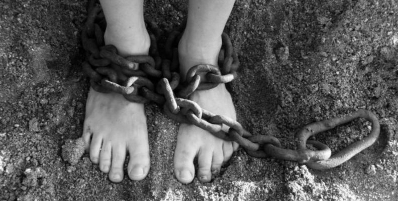 Desaparición forzada Pies atados a unas cadenas en un bosque