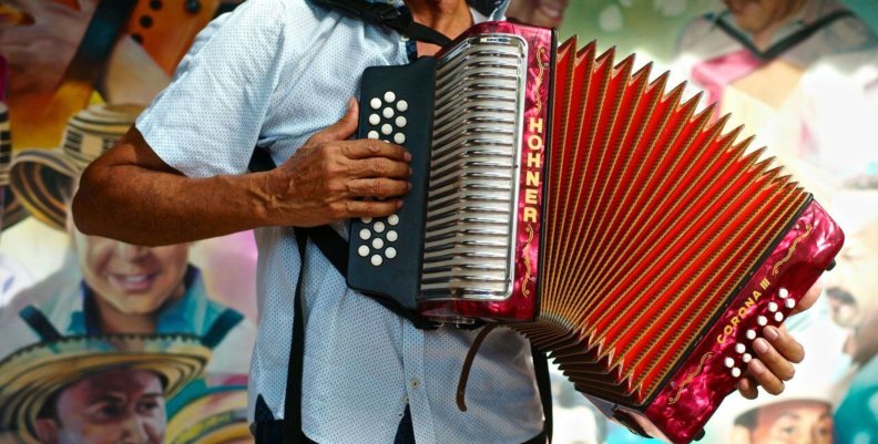 Vallenato Hombre con un acordeón extendido en el pecho