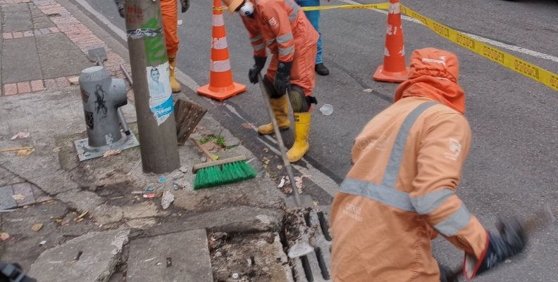 Sumideros Personal del Acueducto de Bogotá limpiando uno de los sumideros de la ciudad