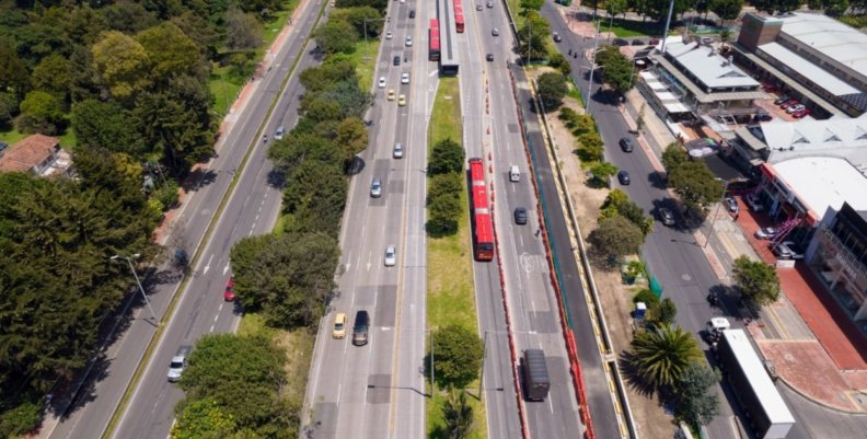 Autopista Norte Vía de TransMilenio sobre la Autopista Norte