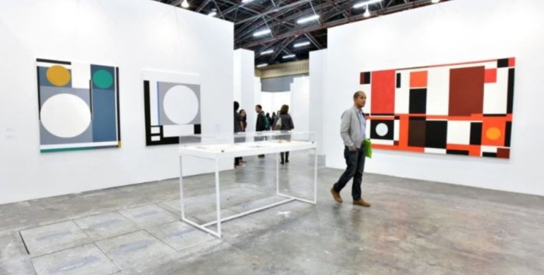 ARTBO Hombre camina por los pasillos de una de las ediciones de la Feria ARTBO