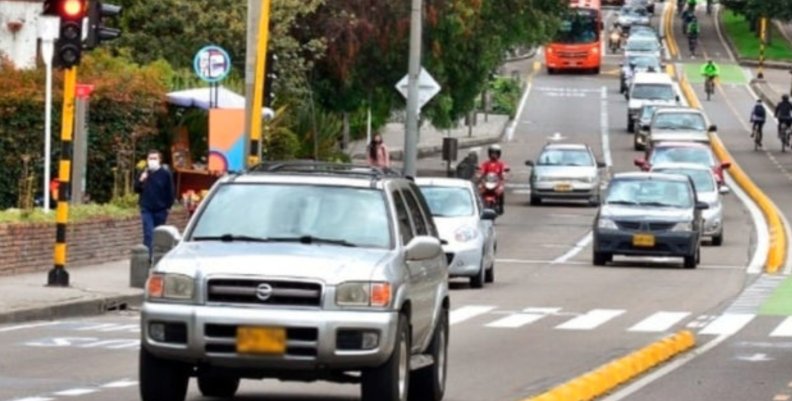 Carro Vía de Bogotá con vehículos en tránsito