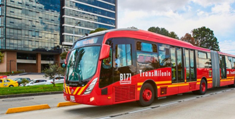 TransMilenio en las vías de Bogotá TransMilenio transitando por una de las vías de Bogotá