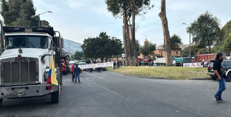 Paro camionero Camiones bloqueando una vía de Bogotá