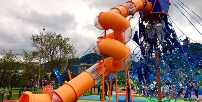Tobogán Juego de tobogán en un parque público de Bogotá