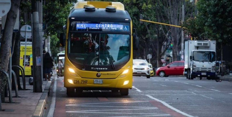 SITP sobre la carrera 13 Bus del SITP sobre la carrera 13 durante la inauguración del carril preferencial