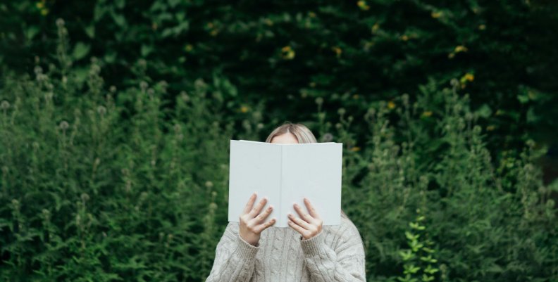 Lectura Mujer leyendo un libro en medio de un bosque