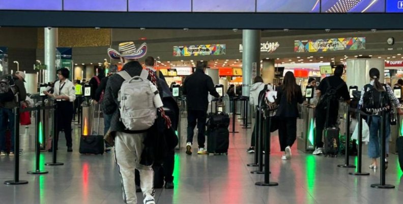Aeropuerto El Dorado Personas haciendo fila en una de las taquillas del aeropuerto El Dorado