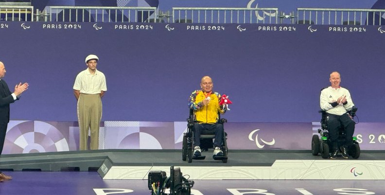 Edilson Chica Edilson Chica recibiendo la medalla de plata en la premiación de los Juegos Paralímpicos París 2024