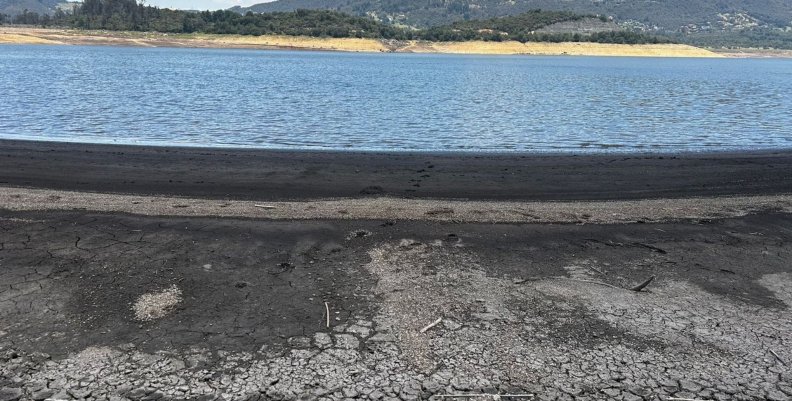 Embalse Embalse que nutre a Bogotá con niveles muy bajos