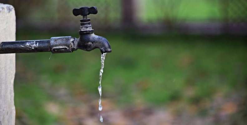 Desperdicio de agua Una llave de agua con fuga