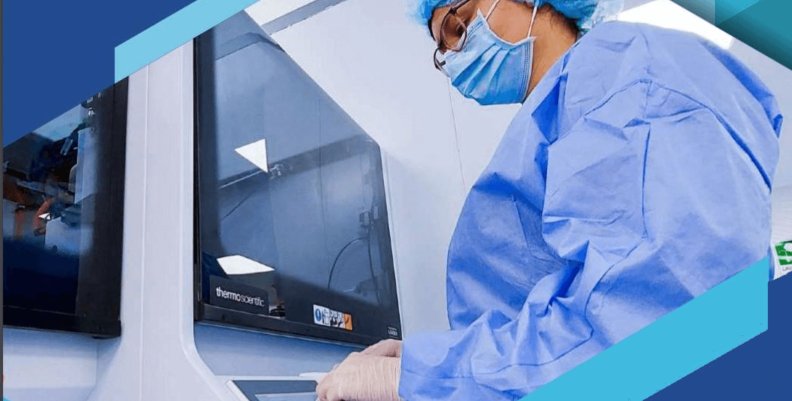 Hospitales Personal médico leyendo un informe en un laboratorio.