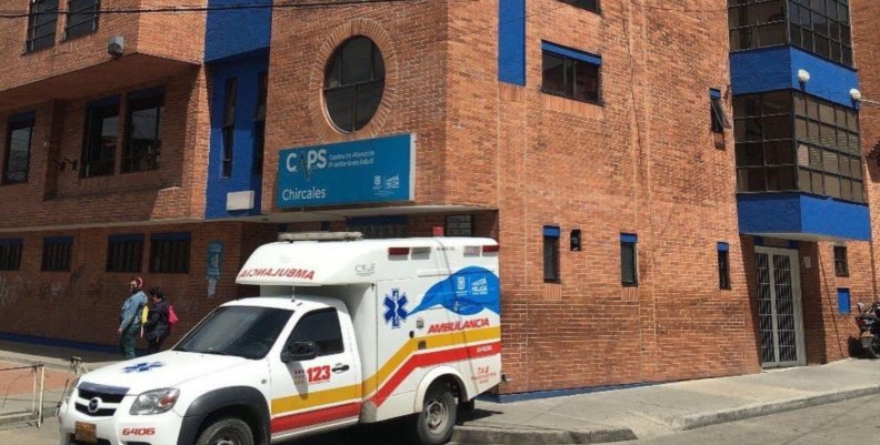 Subred Centro Oriente Imagen de una ambulancia estacionada frente a un CAPS